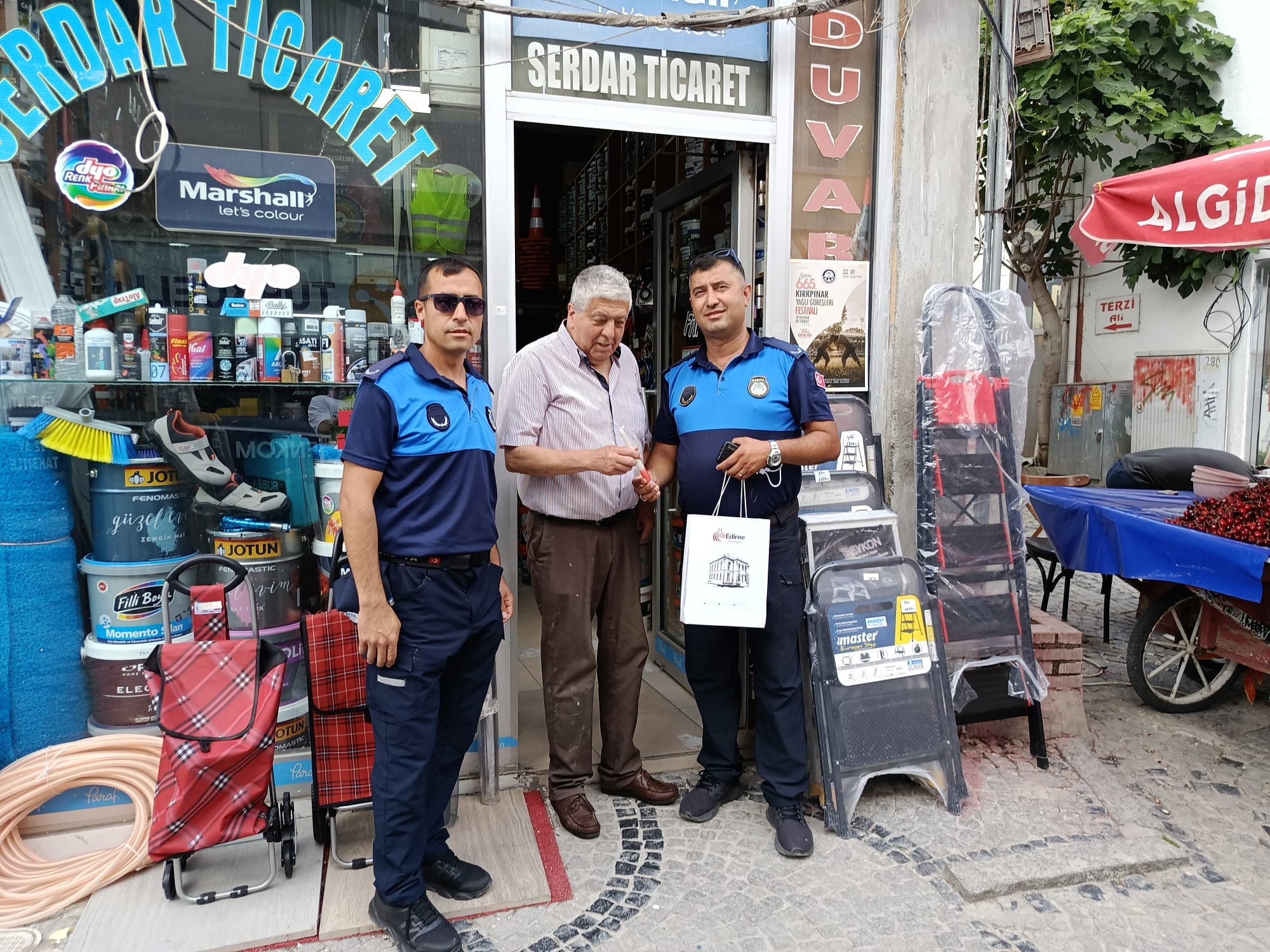Edirne Belediyesi Zabıta Müdürlüğü ekipleri, Saraçlar Caddesi ve Çilingirler Çarşısı esnafını ziyaret ederek, asırlık gelenek kırmızı dipli mum ile 665. Kırkpınar Yağlı Güreşleri Festivali’ne davet etti.
